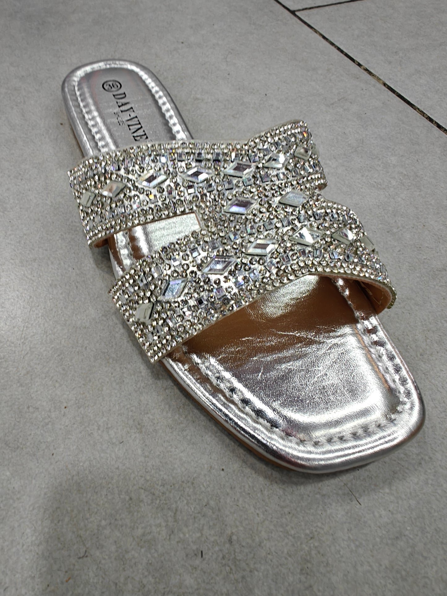 Sandales plates avec strass